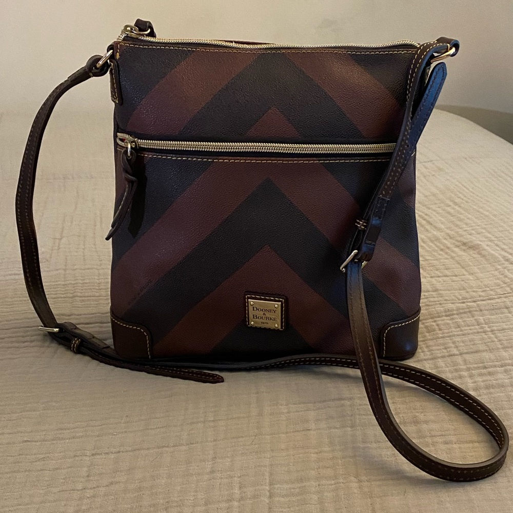 DOONEY & BOURKE Crossbody. Color brown.